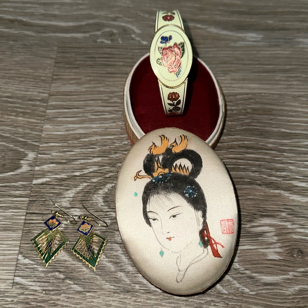 Trinket box with bracelet and earrings